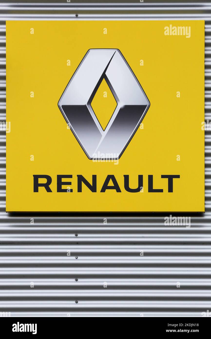 Risskov, Danimarca - 25 luglio 2020: Logo Renault su un muro. Renault è un'azienda automobilistica francese che produce automobili, furgoni, autobus e camion Foto Stock