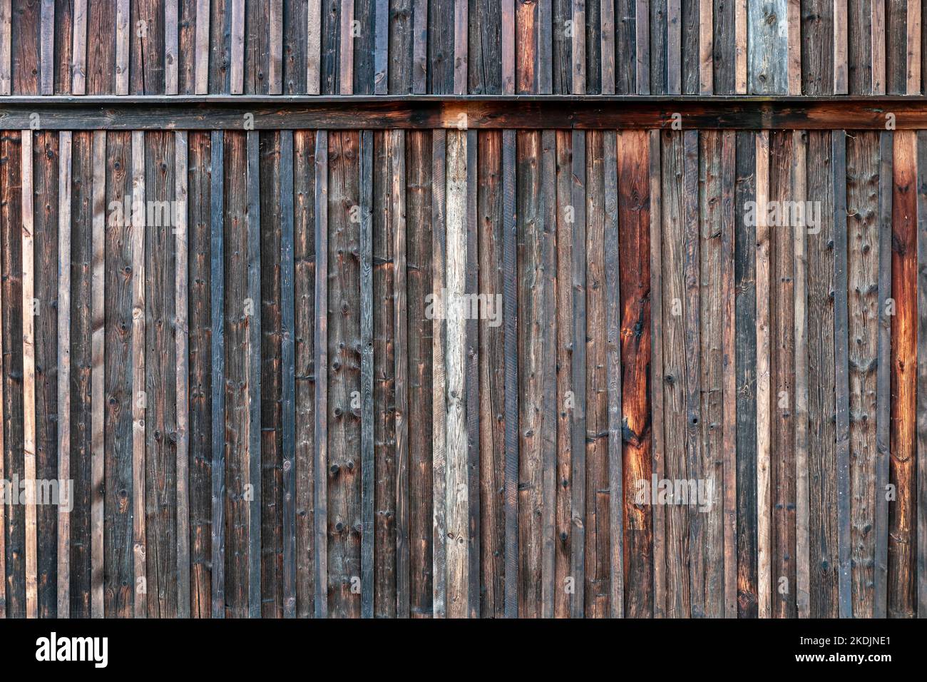Muro di fienile in legno grezzo. La consistenza della cassaforma Foto Stock