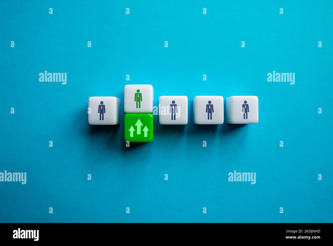 Elevare la candidatura al team leader. Dipendente promosso. Avanzamento di carriera e crescita sociale. Risorse umane. Assunzione per competizione tra candidi Foto Stock