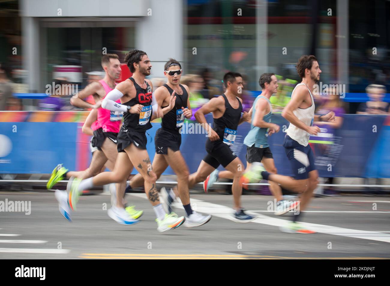 New York, Stati Uniti. 6th Nov 2022. I corridori gareggiano durante la maratona TCS di New York City 2022 a New York, negli Stati Uniti, il 6 novembre 2022. Credit: Michael Nagle/Xinhua/Alamy Live News Foto Stock