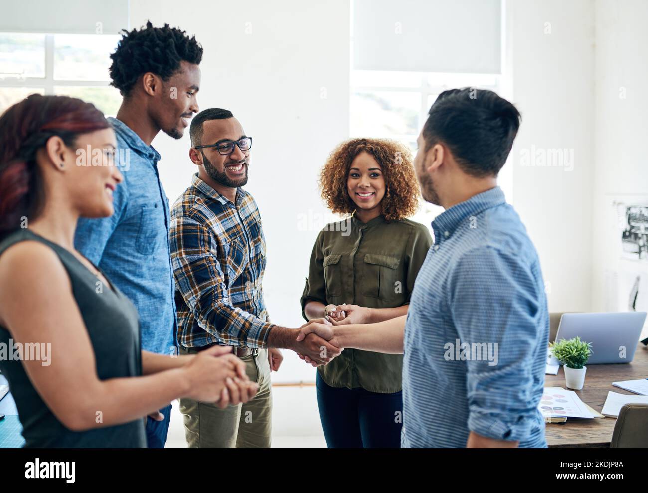 Un'altra negoziazione di successo nella borsa. Colleghi felici che scuotono le mani in un ufficio moderno. Foto Stock