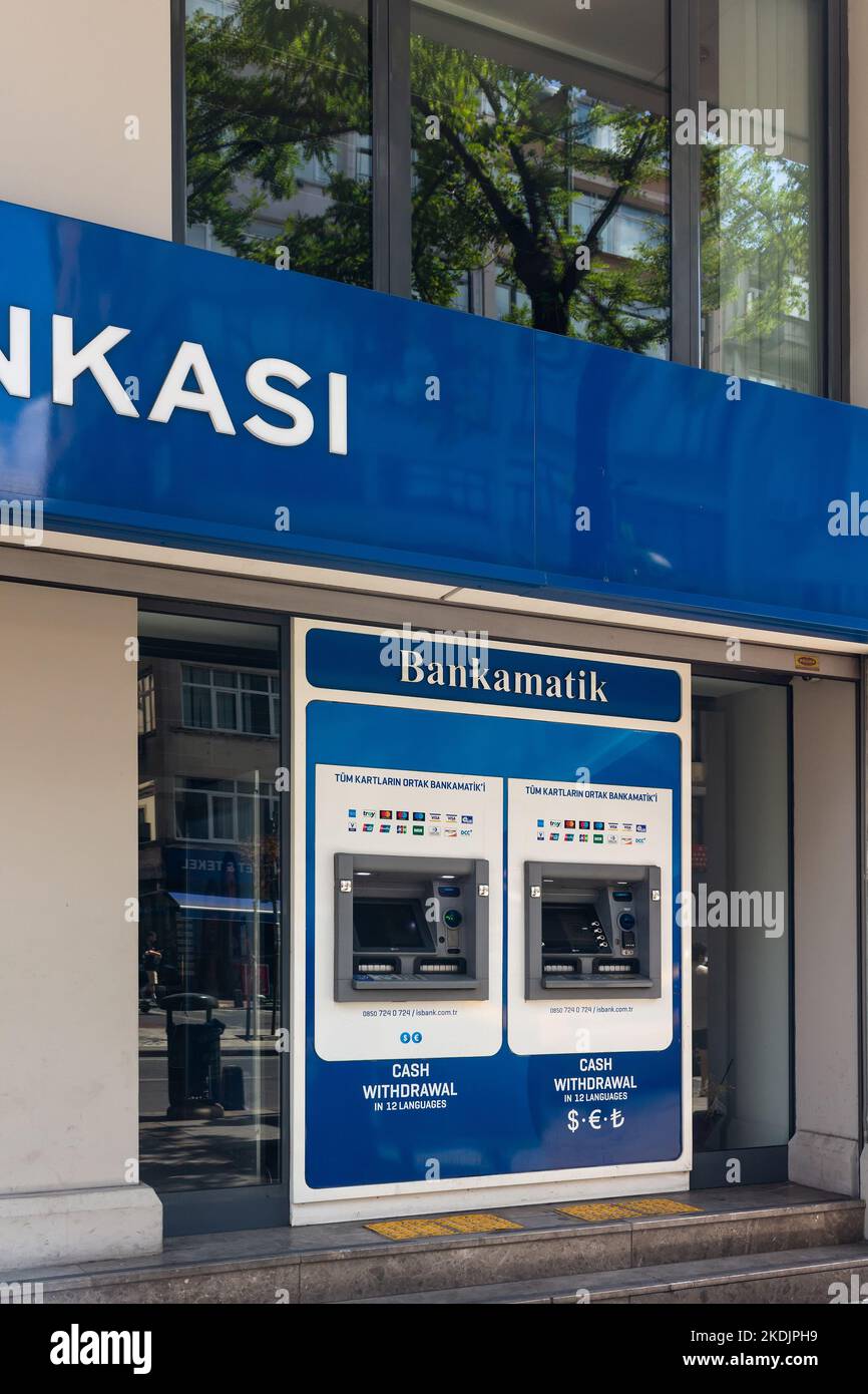 Vista ravvicinata delle macchine atm di una banca nazionale turca catturata nella zona di Sisli a Istanbul. Foto Stock