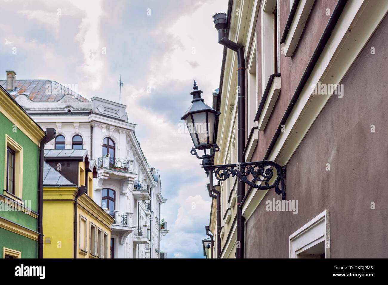 Una lanterna cittadina splendidamente decorata sotto forma di lampada da parete. Sfondo sfocato. Zamość, Polonia Foto Stock