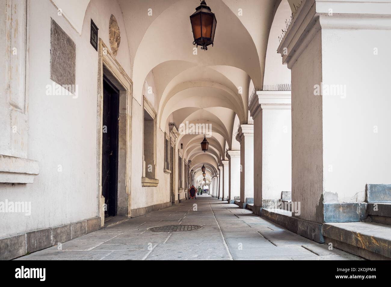 Belle portici di case di inquilino nella piazza del mercato di Zamość. Volte a botte e lanterne stilizzate sospese dalle volte. Zamość, Polan Foto Stock