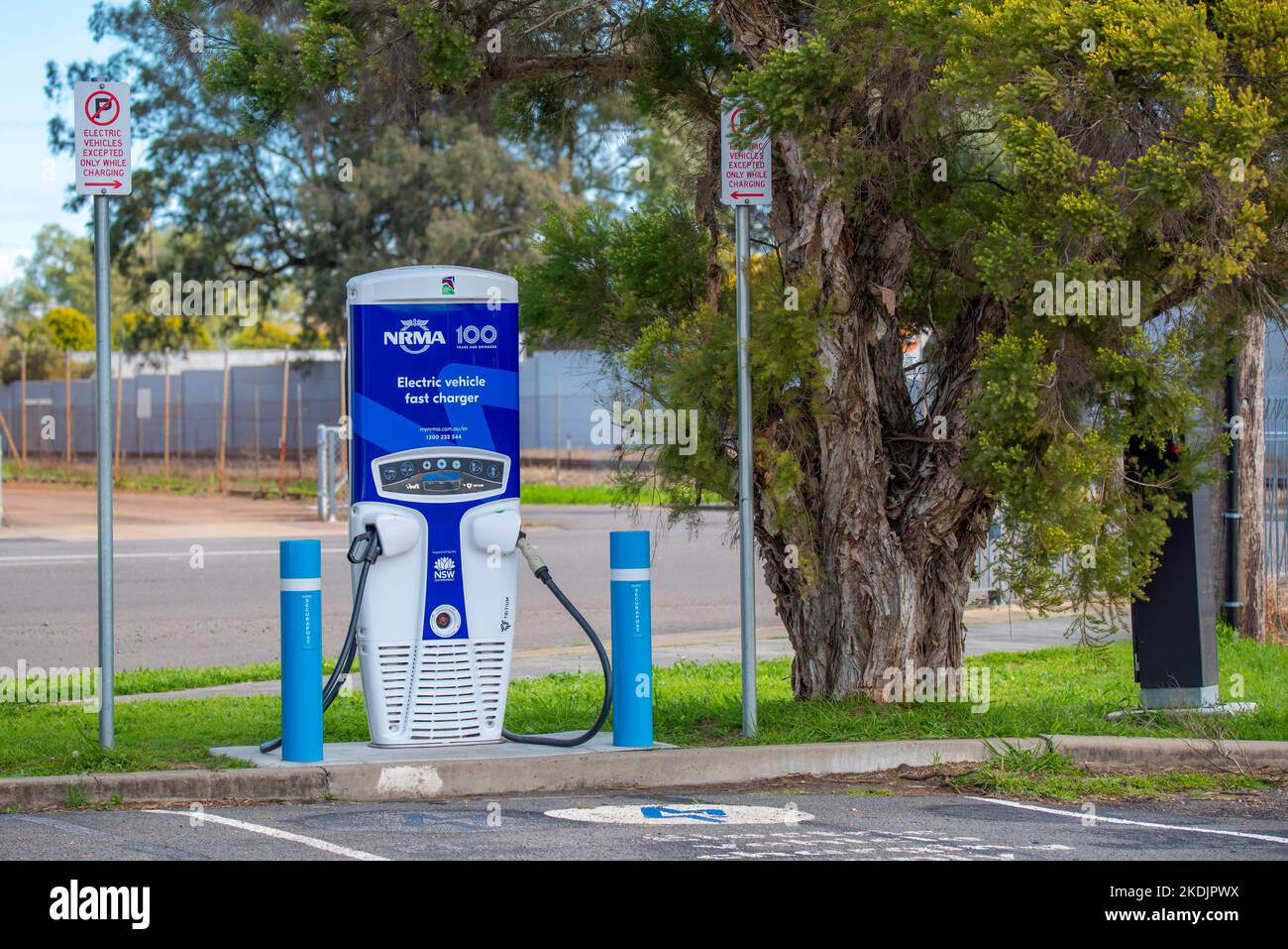 Una stazione di ricarica delle batterie per veicoli elettrici (EV) NRMA in un parcheggio a Kelly Street, Scone, nella regione del New South Wales, Australia Foto Stock
