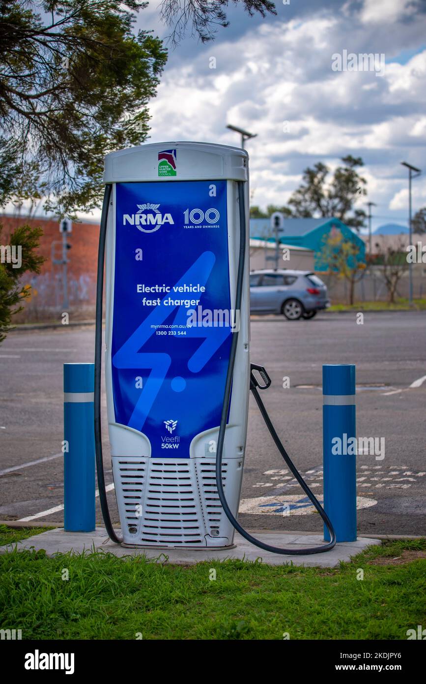 Una stazione di ricarica delle batterie per veicoli elettrici (EV) NRMA in un parcheggio a Kelly Street, Scone, nella regione del New South Wales, Australia Foto Stock