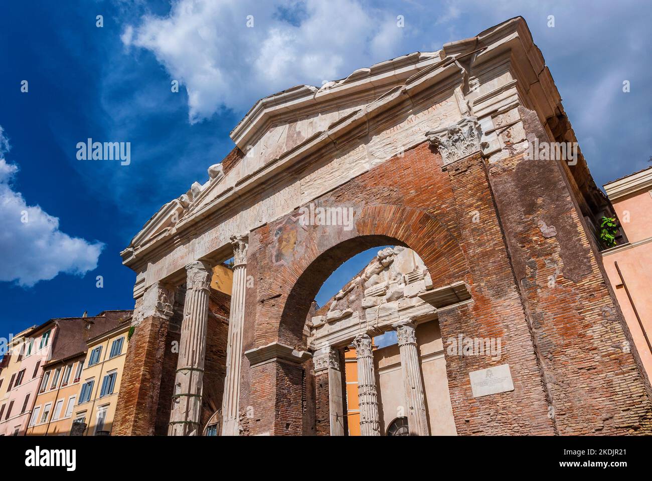 Porticus Octaviae antiche rovine all'ingresso del Ghetto ebraico nel centro storico di Roma Foto Stock