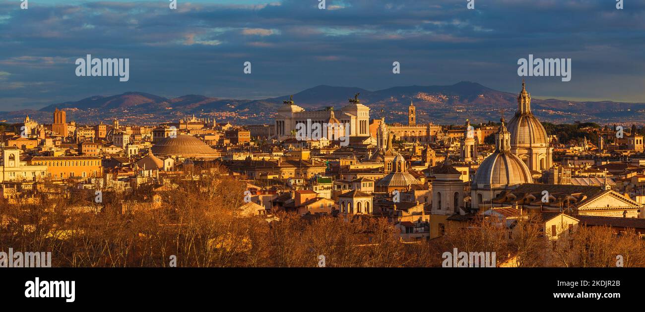Vista panoramica del vecchio skyline del centro storico di Roma al tramonto Foto Stock