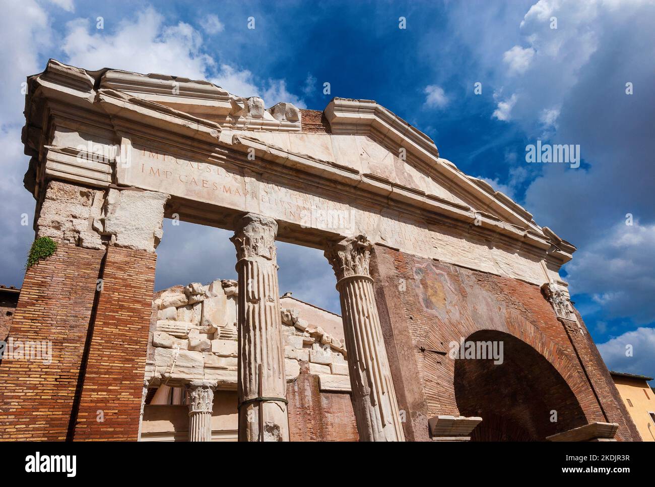 Porticus Octaviae antiche rovine all'ingresso del Ghetto ebraico nel centro storico di Roma Foto Stock