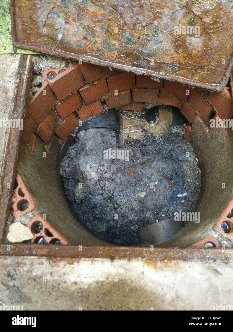 Tombino intasato e tubi di drenaggio dell'edificio Foto Stock