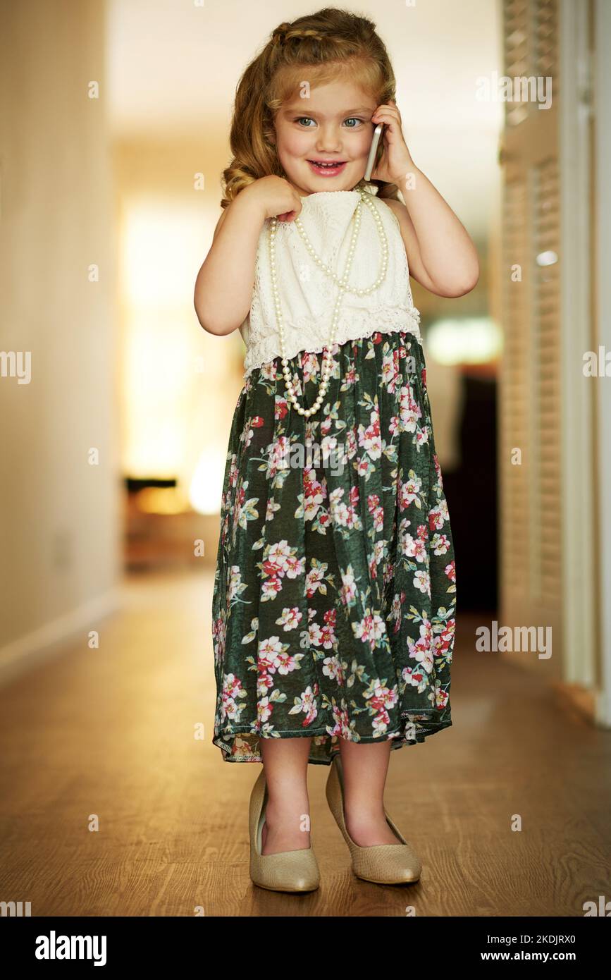 Vestita per una giornata di divertimento. Una ragazza adorabile che gioca a vestire a casa. Foto Stock