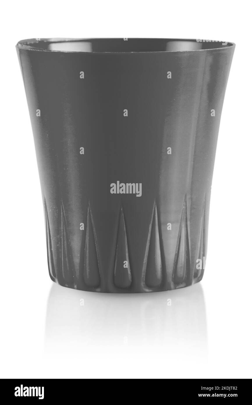 Il primo piano della tazza di plastica isolato su bianco con un percorso di ritaglio. Foto Stock