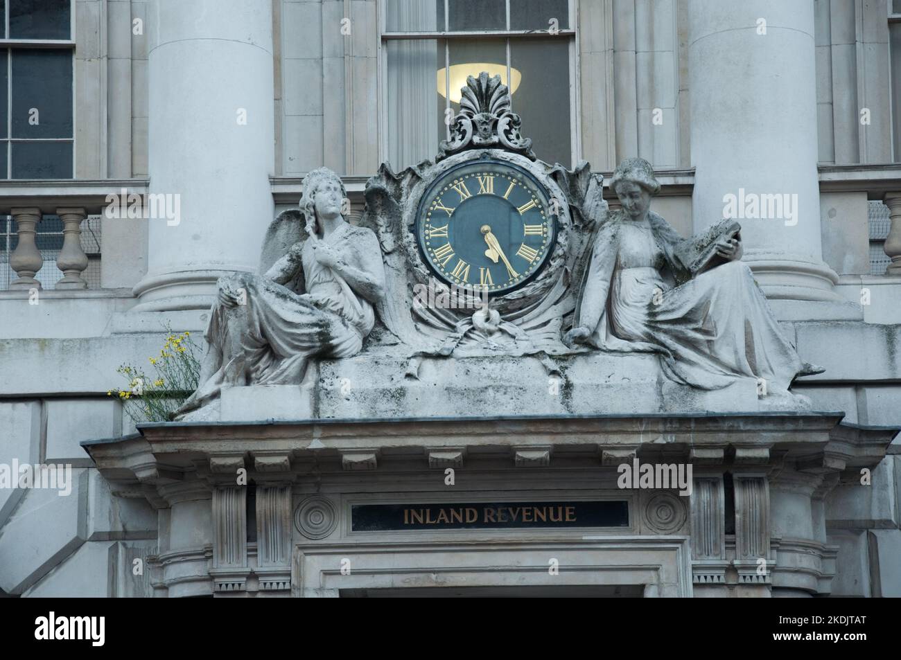 Somerset House, Londra, era dove tutti i record di nascite, morti e matrimoni venivano conservati prima dell'era digitale. Edificio ornato con orologio. Foto Stock