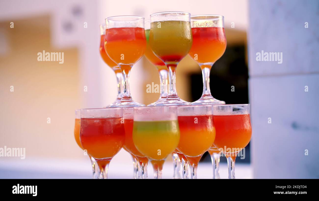 cocktail party, un design da bevande colorate, cocktail in bicchieri di vetro, cocktail originali alcolici e analcolici. Foto di alta qualità Foto Stock