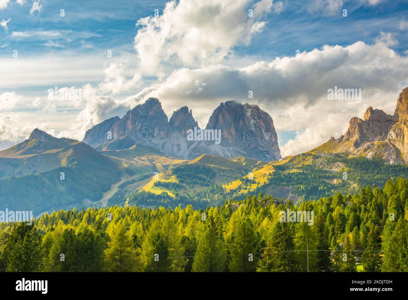 Paesaggio di montagna del Sassolungo o Gruppo del Sasso Lungo, Dolomiti, Italia Foto Stock