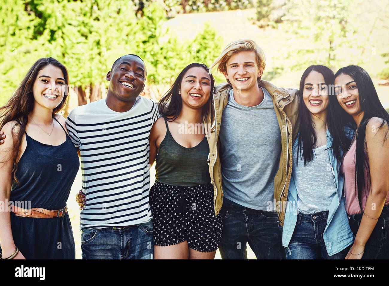 Noi apprezziamo la nostra amicizia. Ritratto di un gruppo di giovani amici felici che si godono una giornata all'aperto. Foto Stock