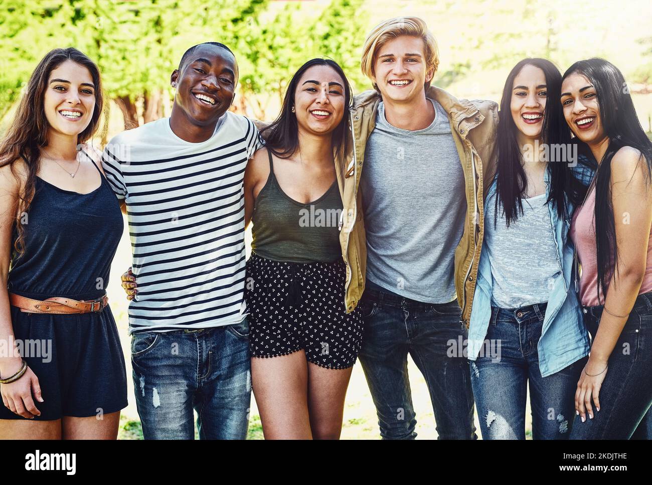 La nostra amicizia è importante per noi. Ritratto di un gruppo di giovani amici felici che si godono una giornata all'aperto. Foto Stock