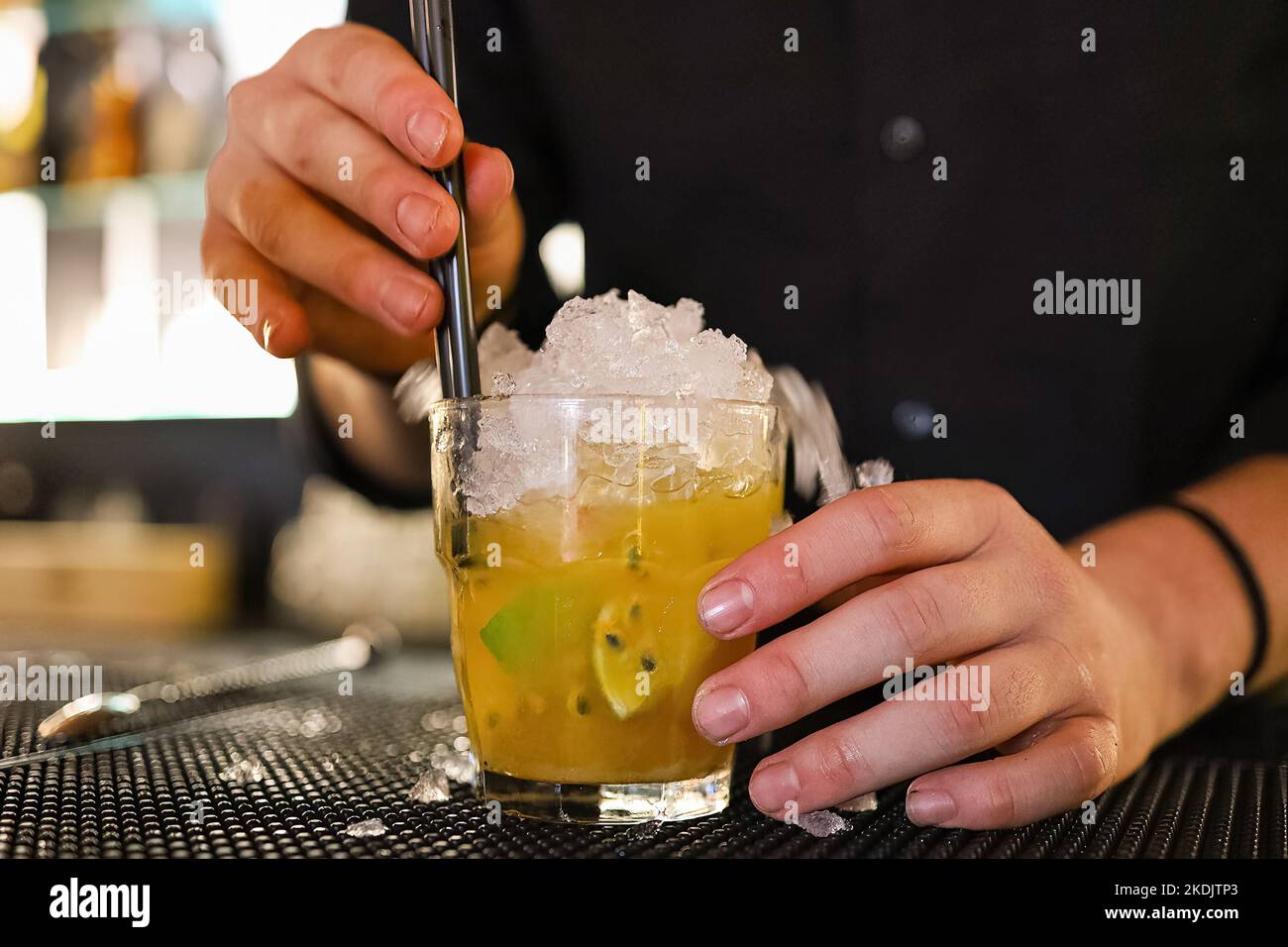 Il barman sta facendo un cocktail al night club in un classico bicchiere da cocktail. Foto Stock