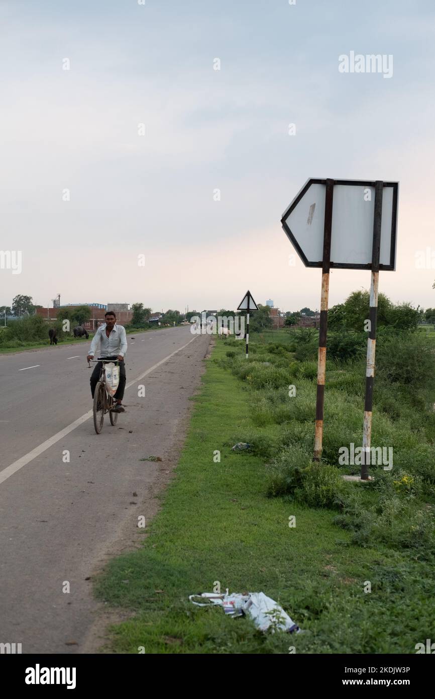 Uomo in bicicletta in India rurale Foto Stock