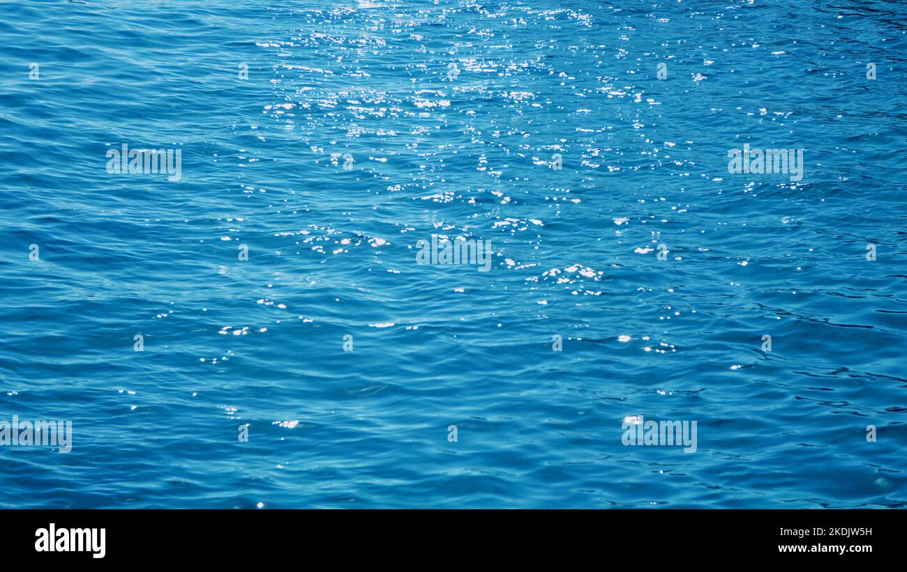 l'estate, il mare, le onde, i raggi del sole si riflettono sulla superficie dell'acqua. Foto di alta qualità Foto Stock