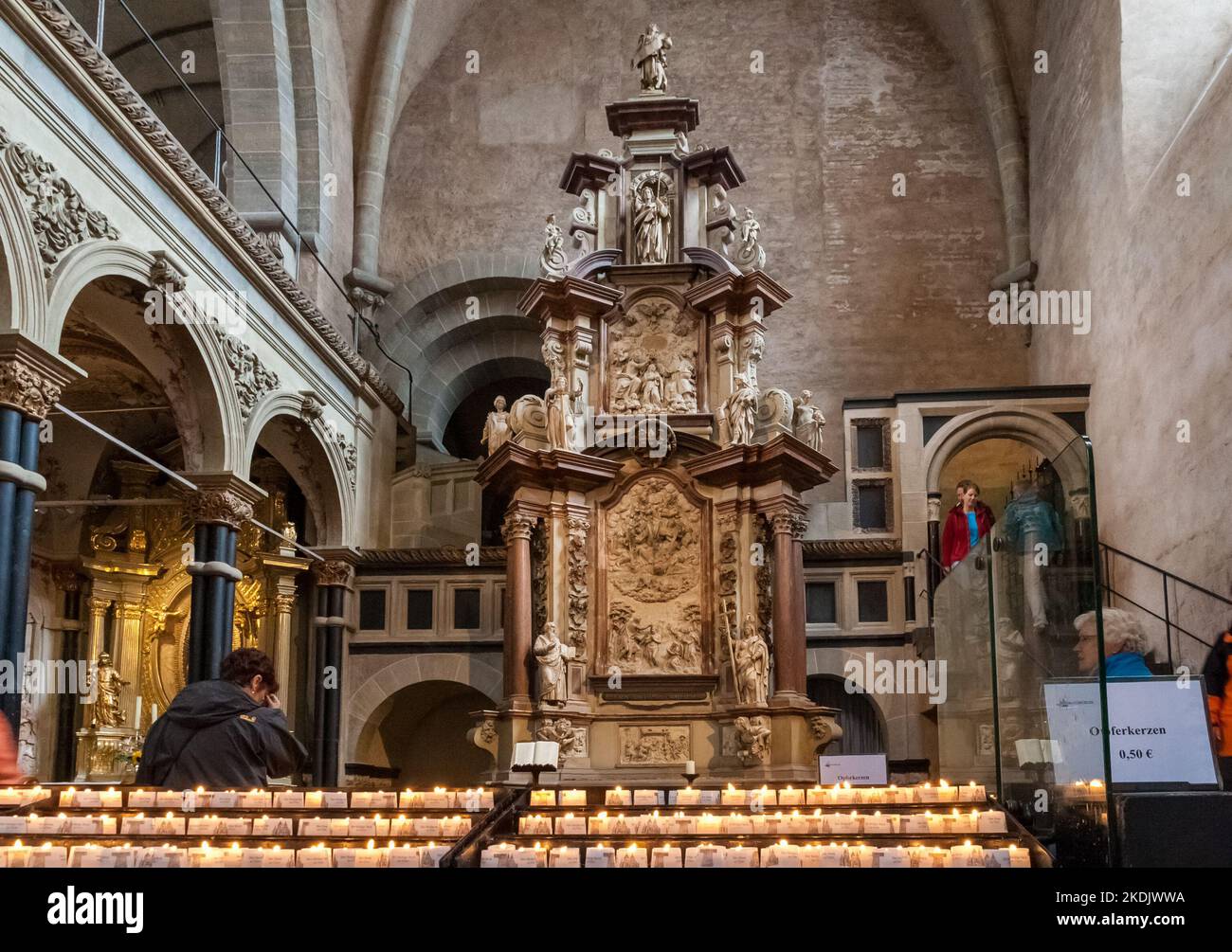 Grande vista dell'altare laterale con candele votive accese nella famosa Cattedrale di San Pietro in Treviri o Cattedrale di Treviri, una cattedrale cattolica romana... Foto Stock