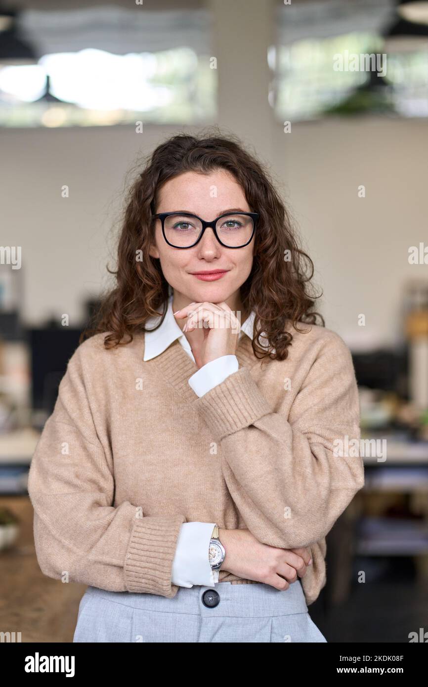 Giovane donna felice professionale di affari che indossa gli occhiali, verticale ritratto. Foto Stock