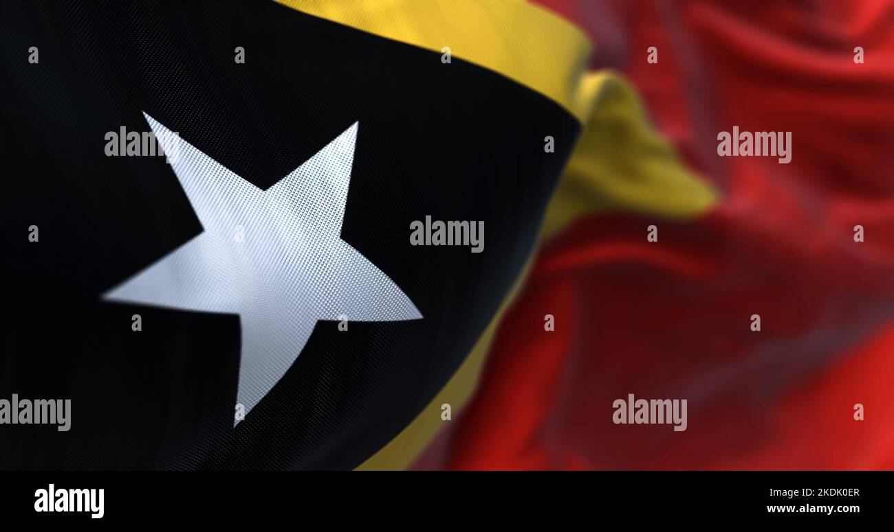 Vista ravvicinata della bandiera nazionale di Timor orientale che sventola. La Repubblica democratica di Timor orientale è un paese del sud-est asiatico. Sfondo a trama di tessuto. Se Foto Stock