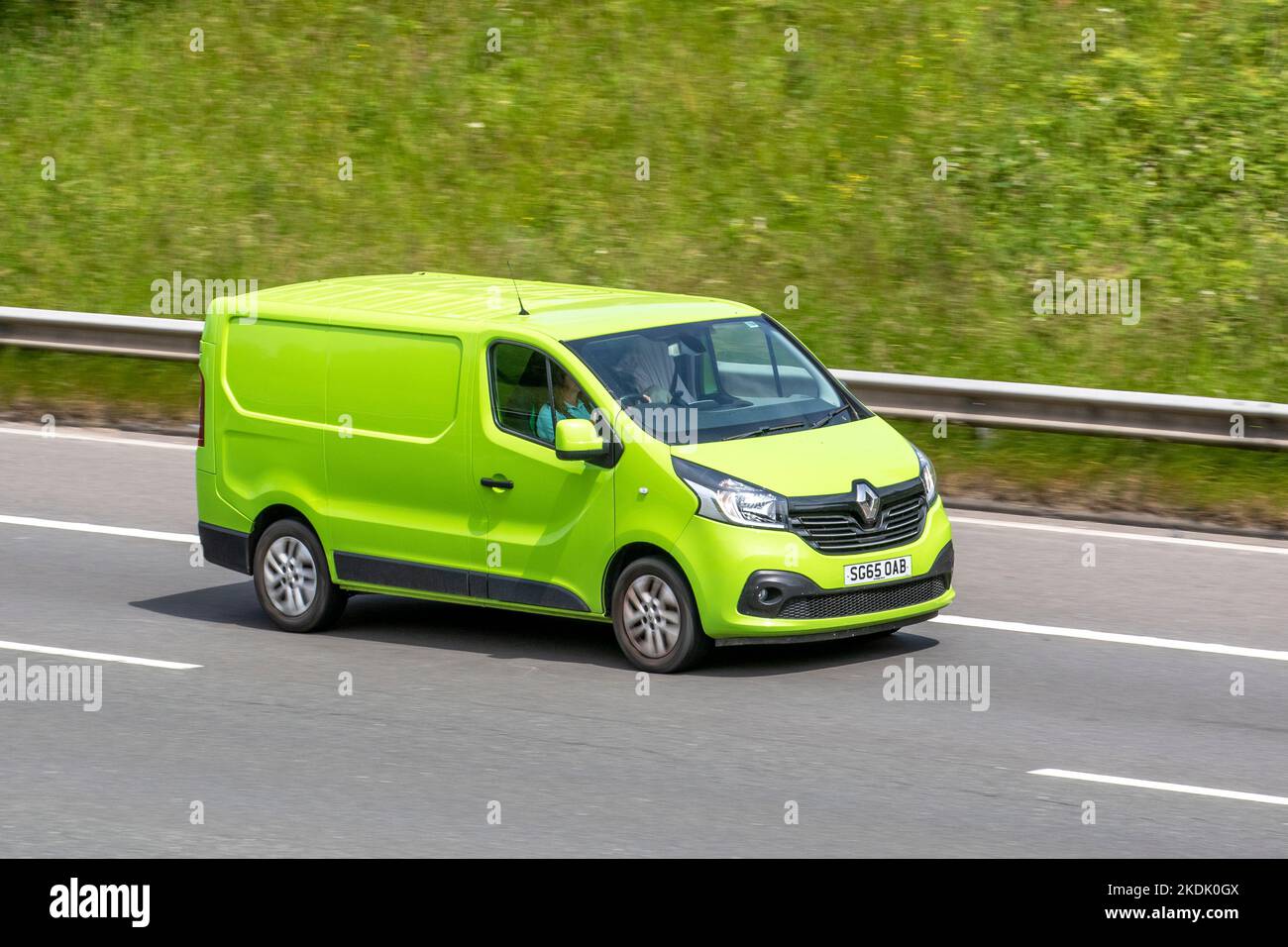 2015 RENAULT TRAFIC SWB DIESEL SL27 ENERGY dCi 120 Sport Van viaggiando sull'autostrada M6, Regno Unito Foto Stock