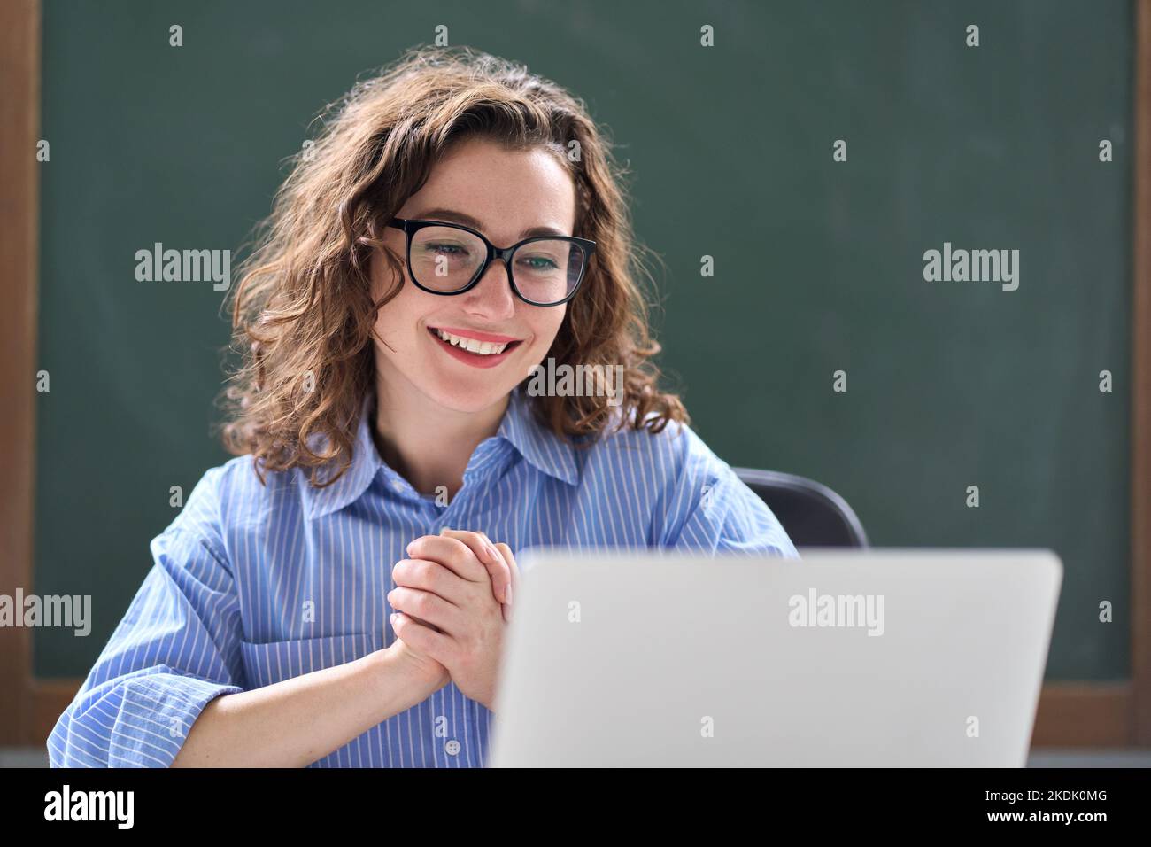 Felice giovane donna d'affari si sente entusiasta del risultato online guardando il notebook. Foto Stock