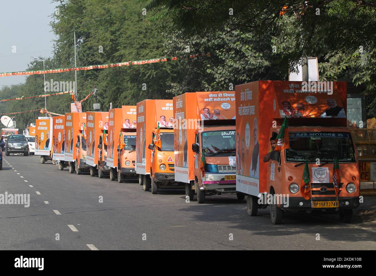 Il principale partito politico indiano, il BJP, veicolo per la campagna elettorale pronto a procedere durante un programma che prevede di sbarcare il veicolo per le elezioni MCD a Nuova Delhi, in India, il 7 novembre 2022. Foto di Anshuman Akash/ABACAPRESS.COM Foto Stock