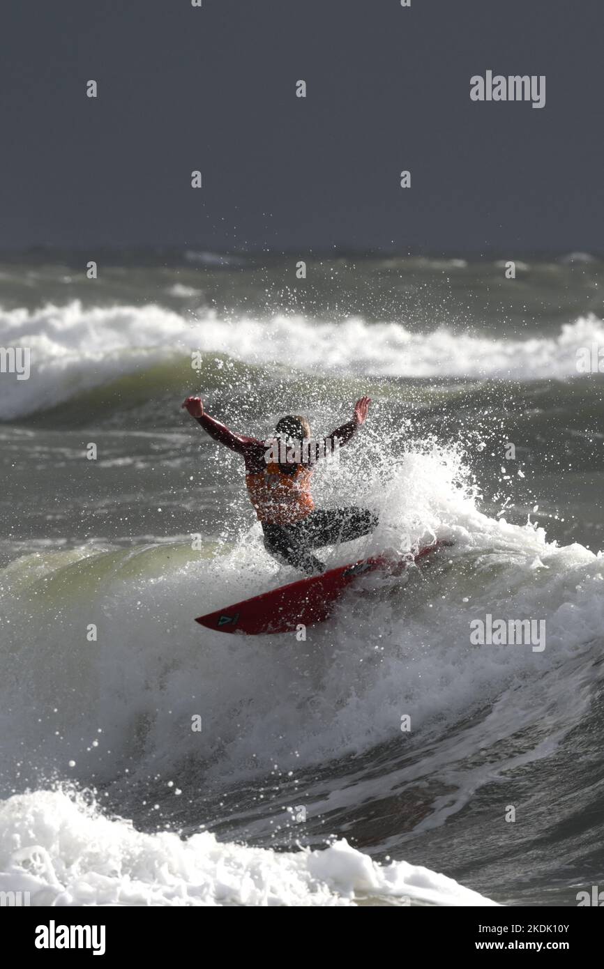 La tempesta autunnale porta le onde a un concorso di surf locale a Langland Bay, Mumbles, Swansea, Gower Foto Stock