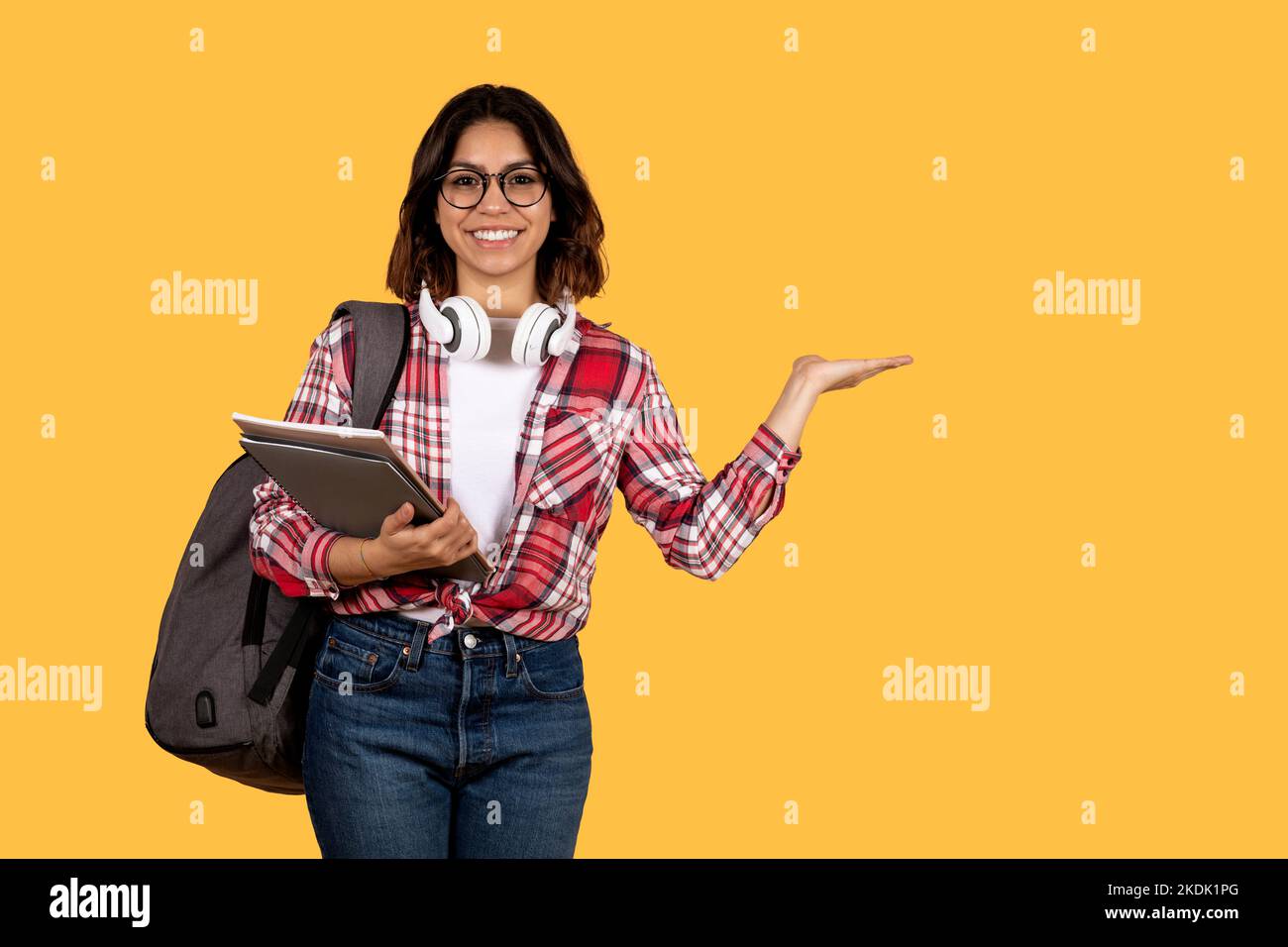 Una giovane studentessa araba che mostra uno spazio di copia Foto Stock