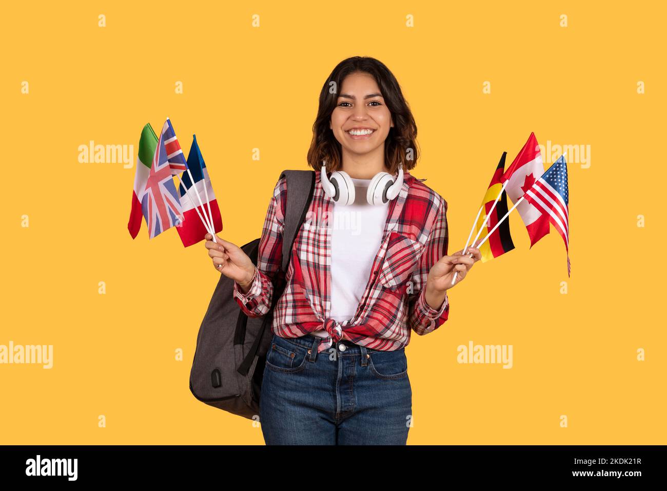 Felice studente medio orientale donna che tiene diverse bandiere Foto Stock
