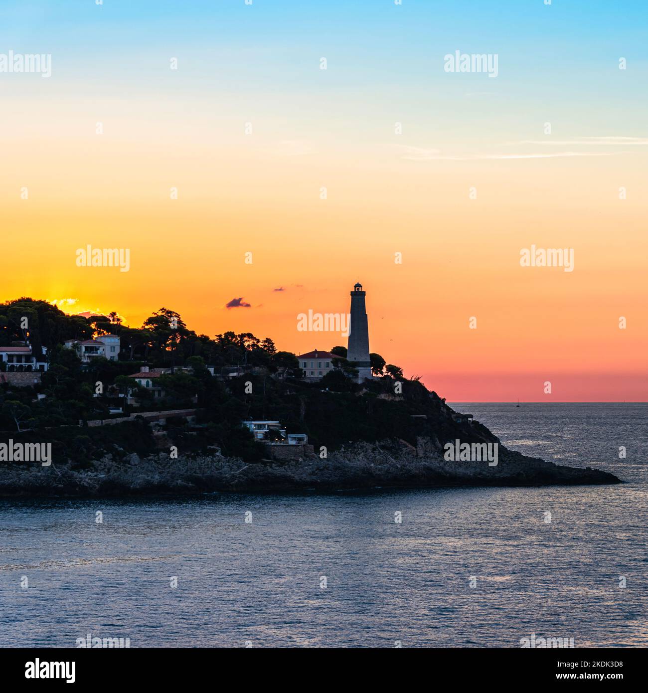 Alba sul faro di Cap-Ferrat, Costa Azzurra, Francia, Europa Foto Stock