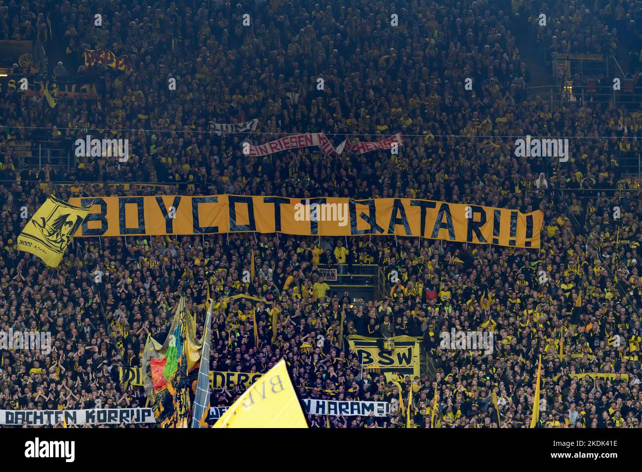 *** Dortmund tifosi sul sud stand protesta contro la Coppa del mondo in Qatar boicottaggio Qatar 2022 boicottaggio Qatar 2022 calcio 1st Bundesliga 13th matchday Borussia Dortmund (DO) - VfL Bochum (BO) 3:0 il 5th novembre 2022 a Dortmund/Germania. Foto Stock