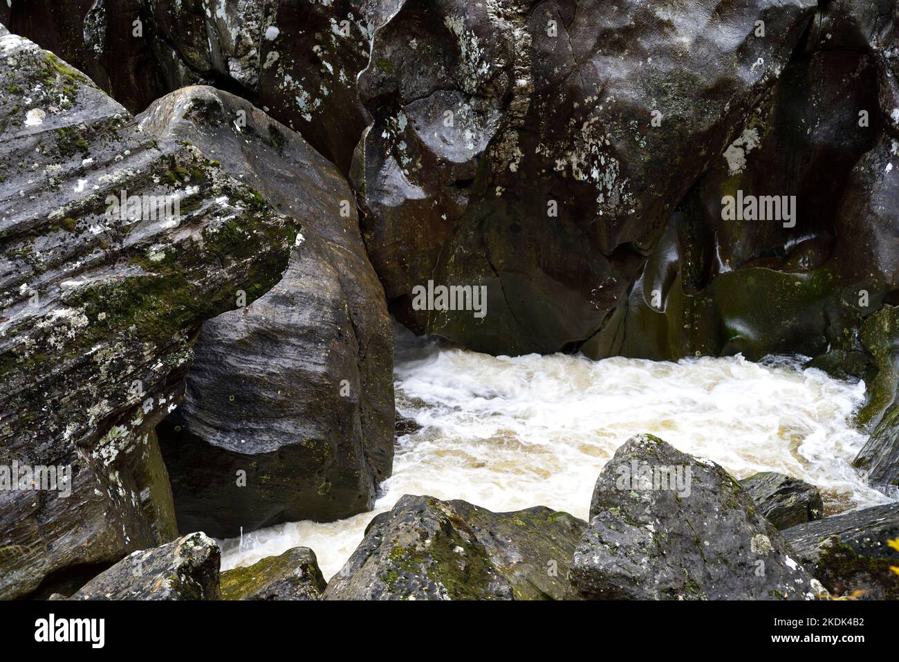 Un tratto in forte aumento del fiume Nevis che si spinge attraverso le rocce di Glen Nevis ai piedi del ben Nevis. Foto Stock