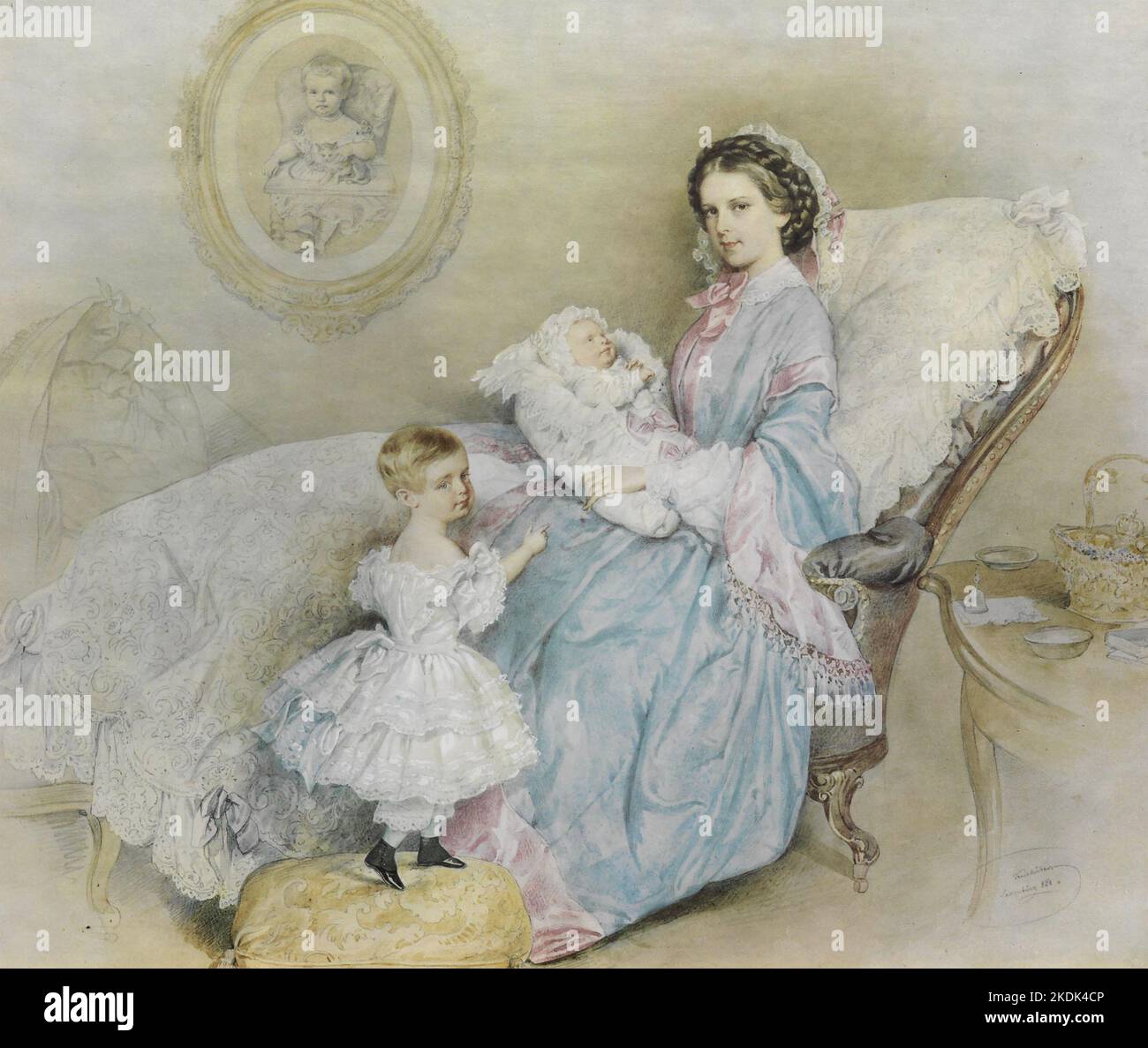 IMPERATRICE ELISABETTA D'AUSTRIA (1837-1898) con i suoi due figli nel 1858. Il ritratto sulla parete è dell'Arciduchessa Sophie Friederike Foto Stock