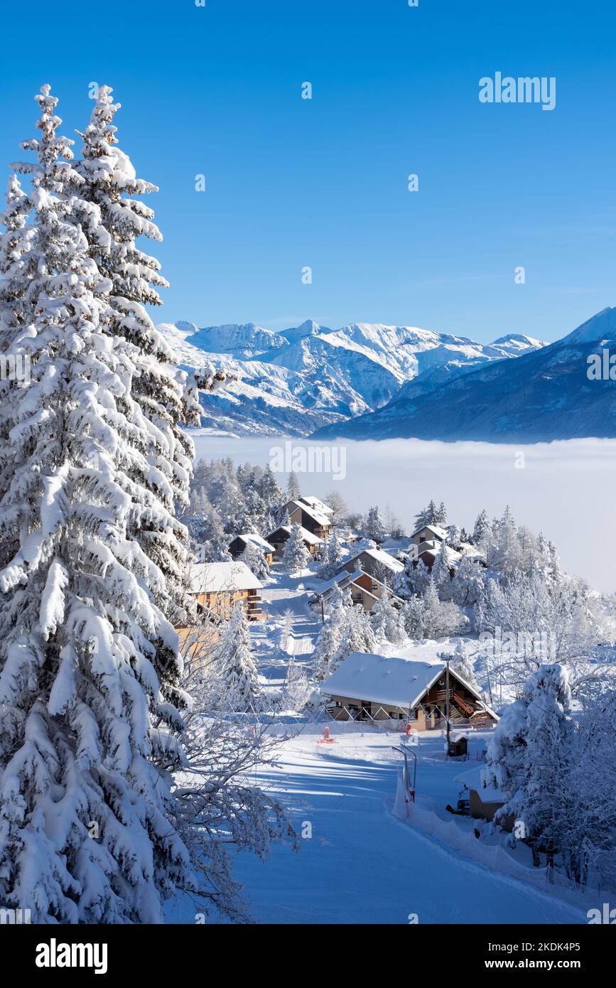 Villaggio sciistico invernale Laye a Champsaur (Alpi francesi) coperto di neve fresca. Hautes-Alpes, Francia Foto Stock