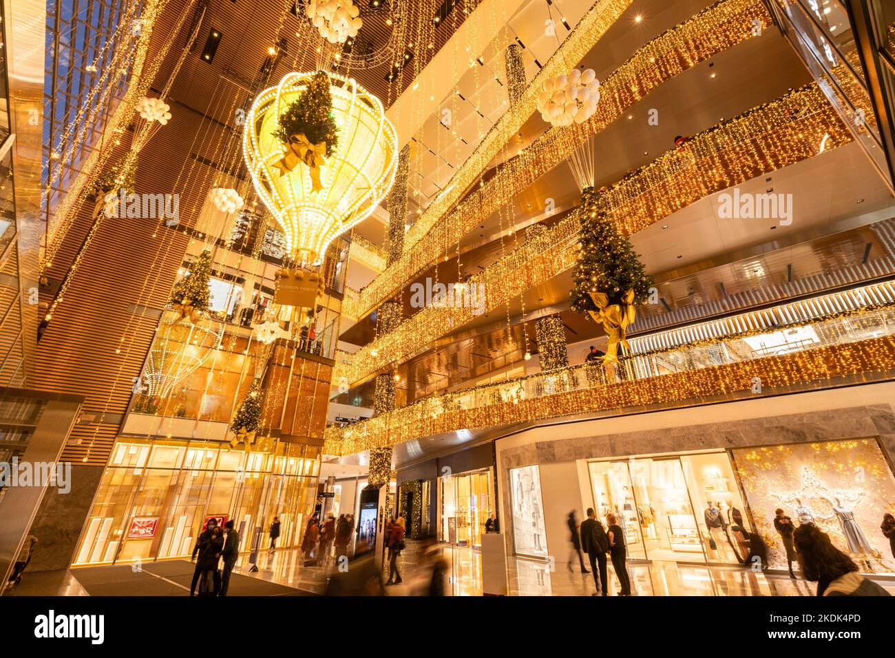 Centro commerciale Hudson Yards con decorazioni natalizie illuminate in serata. Midtown Manhattan, New York City Foto Stock