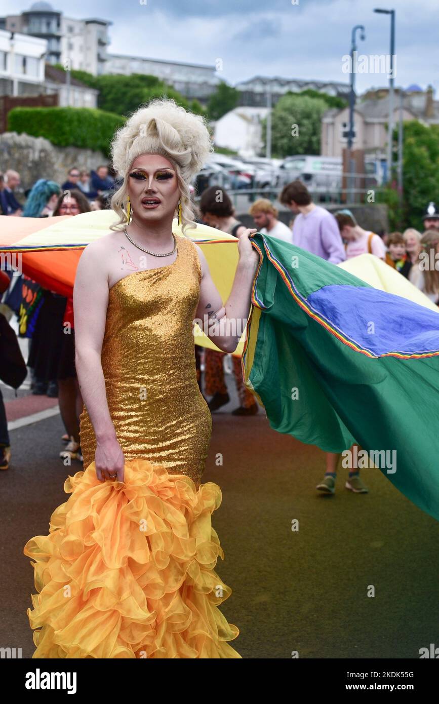 Una Flamboyant drag Queen che conduce la vivace e colorata Cornovaglia vanta la sfilata Pride nel centro di Newquay nel Regno Unito. Foto Stock