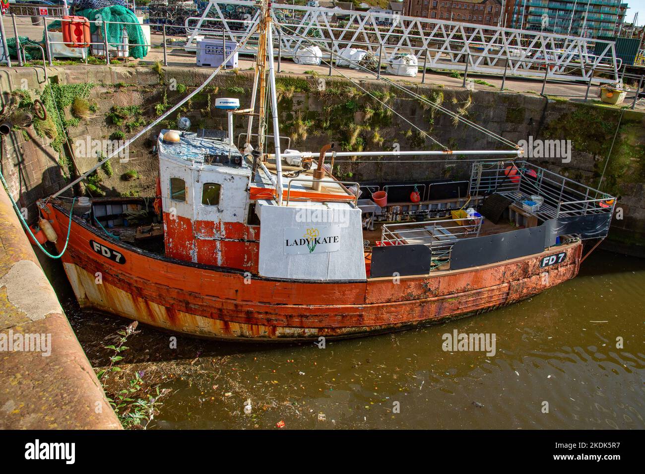 Una barca da pesca ormeggiata nel porto di Whitehaven, Cumbria, Regno Unito Foto Stock
