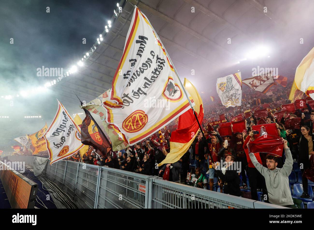 Roma, Italia. 06th Nov 2022. Gli appassionati di Roma aspettano l'inizio della Serie A di calcio tra Roma e Lazio allo stadio Olimpico di Roma, Roma, 6 novembre 2022. Credit: Riccardo De Luca - Update Images/Alamy Live News Foto Stock