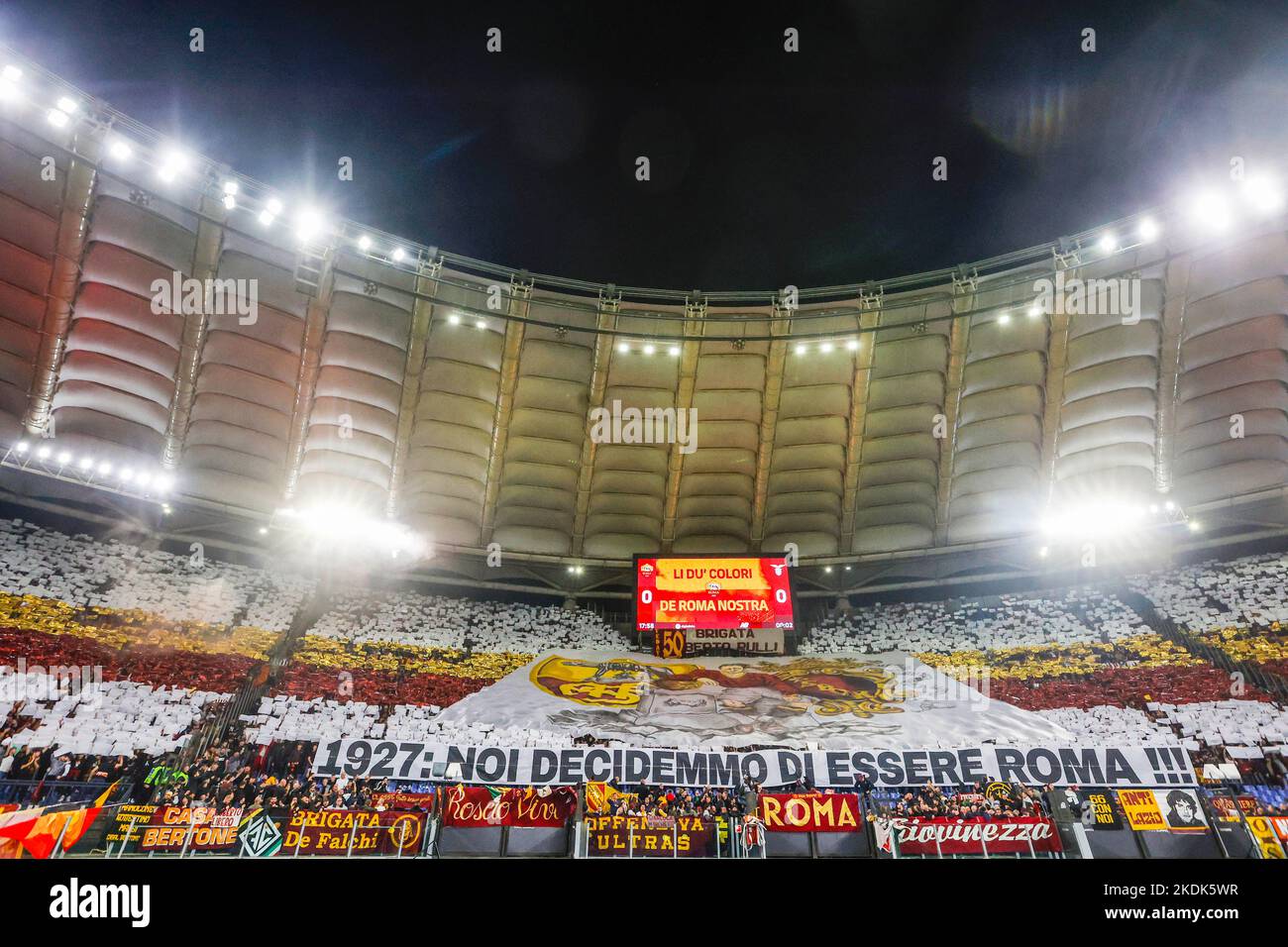 Roma, Italia. 06th Nov 2022. Gli appassionati di Roma aspettano l'inizio della Serie A di calcio tra Roma e Lazio allo stadio Olimpico di Roma, Roma, 6 novembre 2022. Credit: Riccardo De Luca - Update Images/Alamy Live News Foto Stock