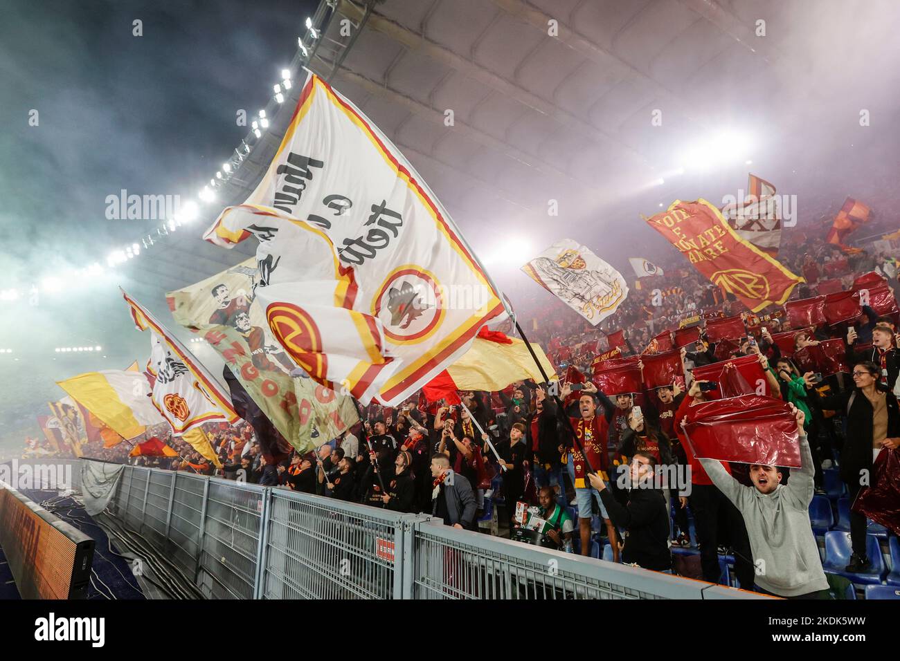 Roma, Italia. 06th Nov 2022. Gli appassionati di Roma aspettano l'inizio della Serie A di calcio tra Roma e Lazio allo stadio Olimpico di Roma, Roma, 6 novembre 2022. Credit: Riccardo De Luca - Update Images/Alamy Live News Foto Stock