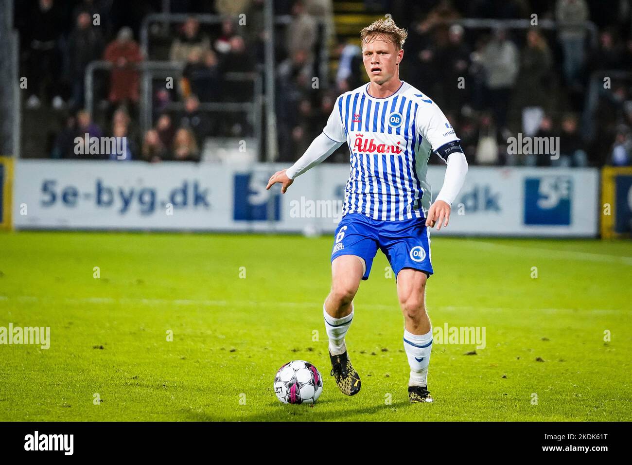 Odense, Danimarca. 06th Nov 2022. Jeppe Tverskov (6) di OB visto durante il 3F Superliga match tra Odense Boldklub e Broendby IF al Parco energetico della natura di Odense. (Photo Credit: Gonzales Photo/Alamy Live News Foto Stock