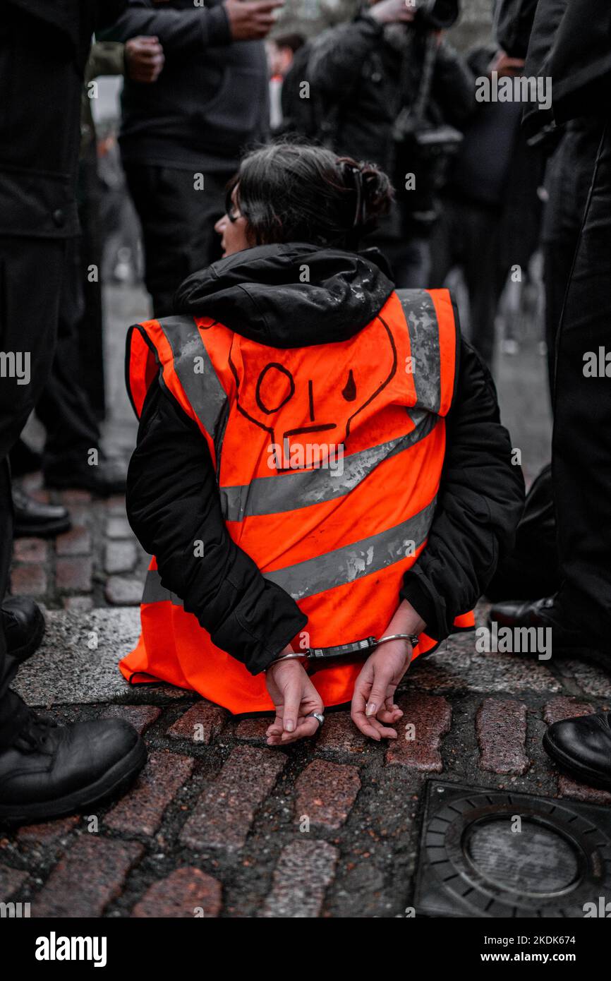 Basta Stop Oil Road-blocking protesta, vicino a Trafalgar Square, Londra, 5 novembre 2022 Foto Stock