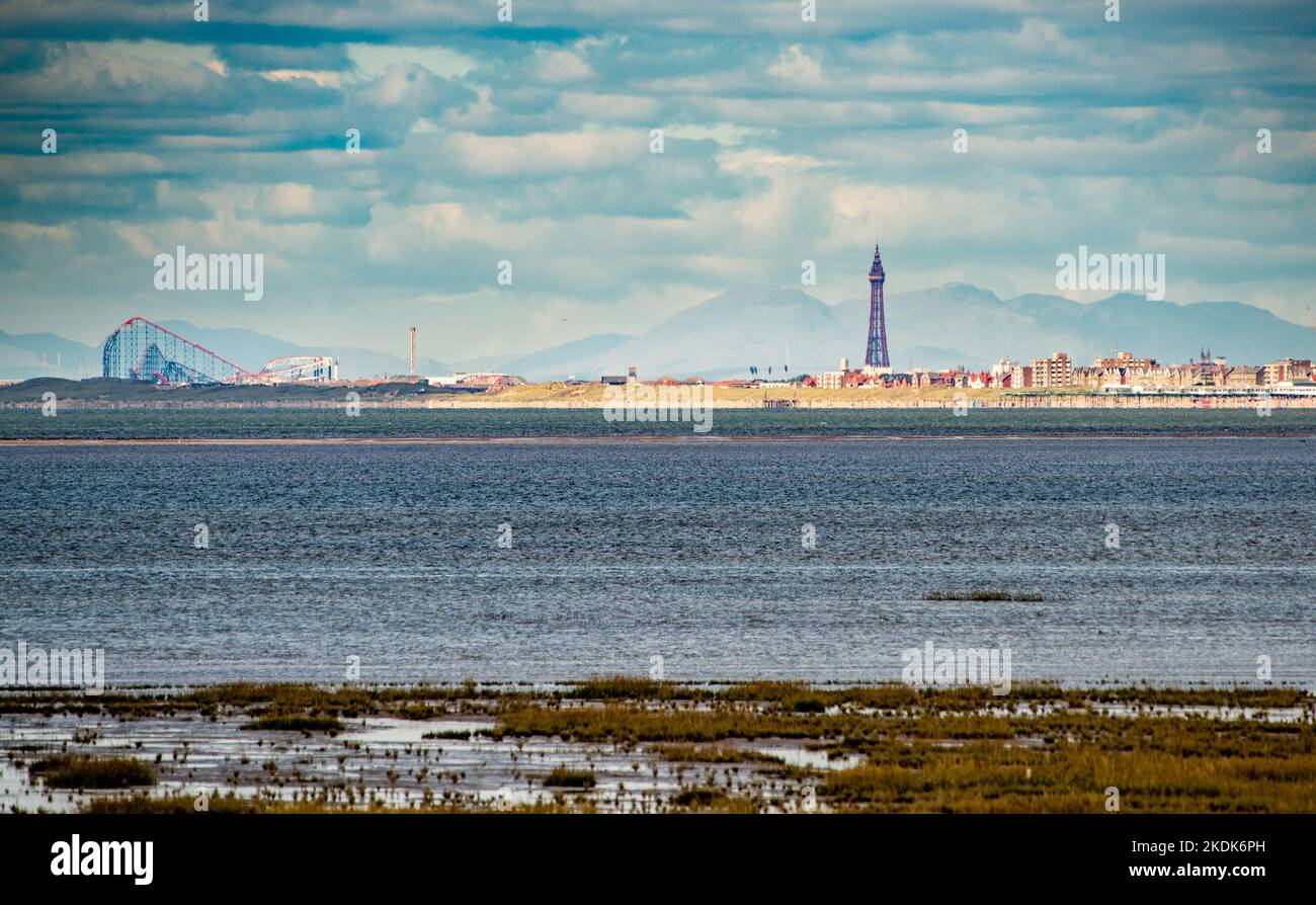 Una vista di Blackpool da Southport con il Lake District Fells, Lancashire, Regno Unito Foto Stock