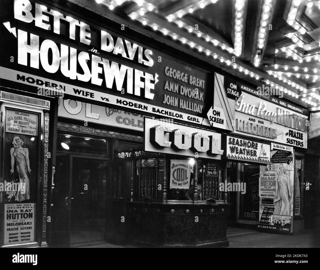 New York Movie Theatre nel mese di agosto 1934 mostrando BETTE DAVIS GEORGE BRANT ANN DVORAK e JOHN HALLIDAY in CASA 1934 regista ALFRED E. PRODUTTORE VERDE Robert Lord Warner Bros. Con live sul palco l'orchestra tutta ragazza ina RAY HUTTON e i suoi Melodear con le SORELLE FRAZEE Foto Stock