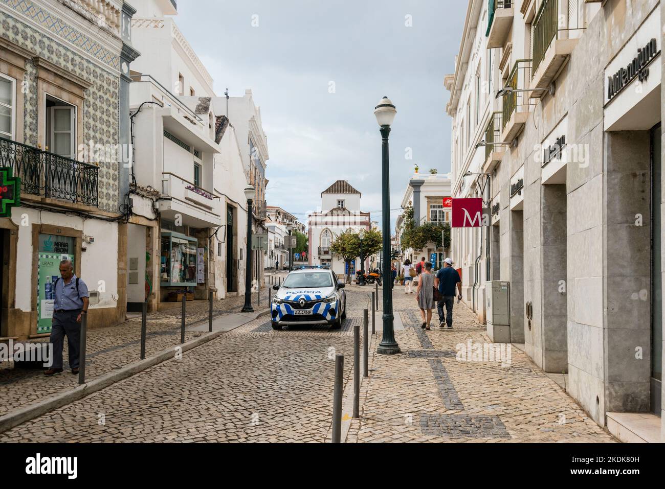 Strada acciottolata, Tavira, Algarve, Portogallo Foto Stock
