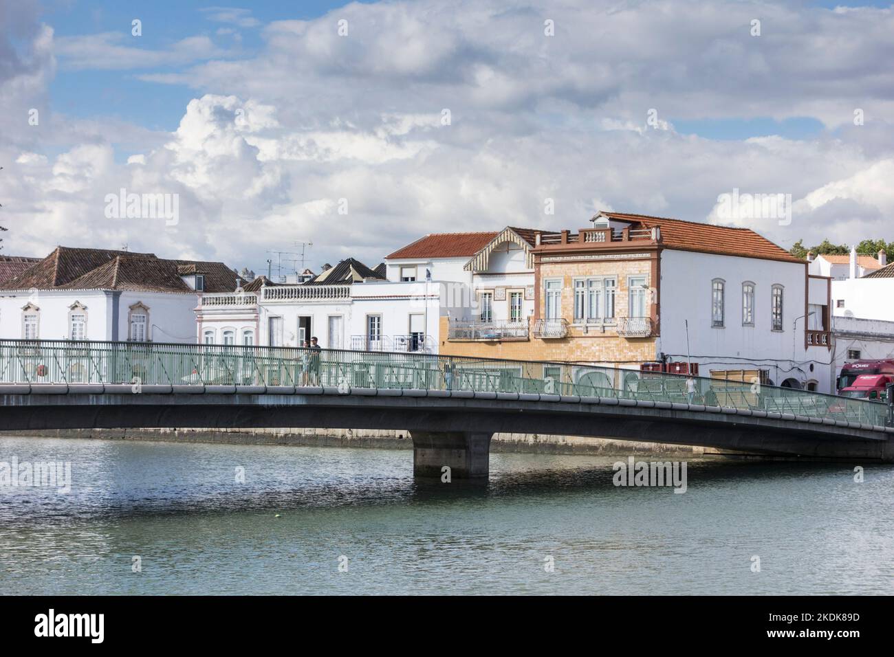 Vista sul fiume Gilao con edifici imbiancati, Tavira, Algarve, Portogallo Foto Stock